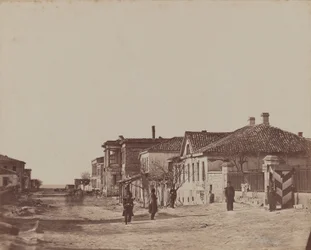 Vista de la calle con soldados