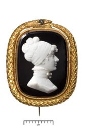 Broche conmemorativo de la muerte de la princesa Charlotte, c.1817 (vidrio blanco y negro en oro con diamante)