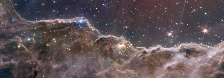 Acantilados cósmicos en la nebulosa Carina (imagen compuesta de NIRCam y MIRI)