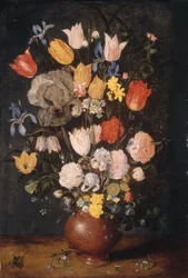 Ramo de flores en jarrón de barro