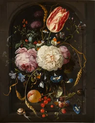 Bodegón de flores en un jarrón de cristal con insectos y frutas en un nicho de piedra