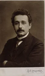 Retrato carte-de-visite de Albert Einstein tomado en Praga en 1912, 1912