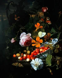 Una naturaleza muerta de fresas en un cuenco y flores