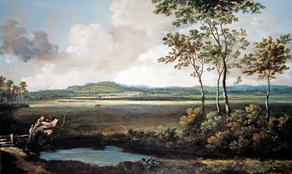 Un paisaje extenso con un arroyo y caballos pastando