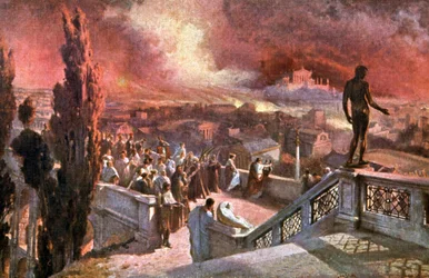 El emperador romano Nerón tocando música mirando al fuego de Roma