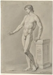 Hombre desnudo de pie cerca de una columna