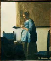 Mujer leyendo una carta en azul