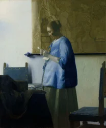 Mujer leyendo una carta en azul
