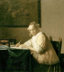 Escritora de cartas en amarillo