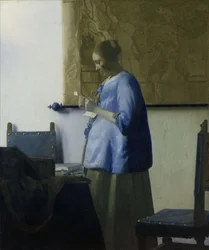 Mujer de azul leyendo una carta