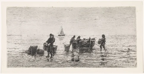 Los pescadores vacían un balandro en la playa
