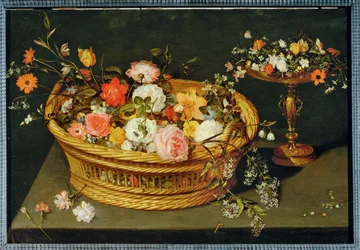 Una cesta con flores y una copa de plata dorada (pintura sobre lienzo)