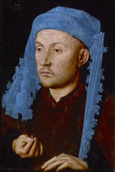 Hombre con gorra azul