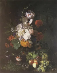Pieza floral con fruta y césped