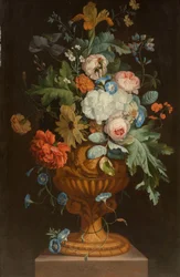 Flores en jarrón de terracota sobre pedestal