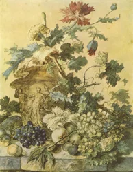 Flores en una urna decorada con figuras rodeadas de frutas sobre un plinto