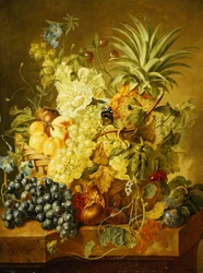 Ciruelas, un melocotón, uvas, un melón, una piña, un higo, grosellas, cerezas y flores en una cesta, y uvas, una granada, ciruelas y un higo, con mariposas en un borde de piedra