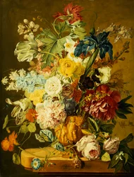 Rosas, peonías, tulipanes, gloria de la mañana, un iris, aguileña, una amapola, junquillos y otras flores en una urna tallada sobre un borde de piedra