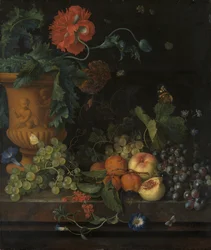 Jarrón de terracota con flores y frutas