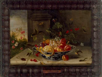 Composición decorativa de naturaleza muerta con un cuenco de porcelana, frutas e insectos, mediados del siglo XVII