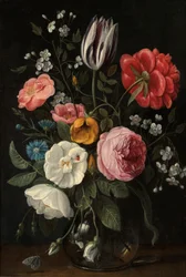 Rosas, un tulipán, una peonía, un cerezo en flor y un centauro en un jarrón de cristal sobre una repisa