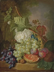 Flores, uvas, ciruelas, nueces y un melón en una repisa de piedra
