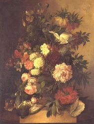 Peonías, rosas y otras flores en una urna