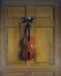 Violín y arco colgando en una puerta