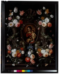 Cartela de piedra adornada con flores y mariposas