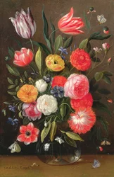 Tulipanes, rosas, anémonas y otras flores en un jarrón de vidrio con mariposas y una oruga en un borde