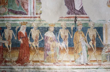 Iglesia fortificada de Hrastovlje, Iglesia de la Trinidad, La Muerte acompañando al Papa y la Reina, Danza de la Muerte (1490), detalle de los frescos de Janez Iz Kastva, Eslovenia