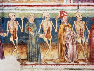 Iglesia fortificada de Hrastovlje, Iglesia de la Trinidad, La Muerte acompañando a un obispo y un monje, Danza de la Muerte (1490), detalle de frescos de Janez Iz Kastva, Eslovenia