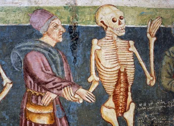 Iglesia fortificada de Hrastovlje, Iglesia de la Trinidad, La Muerte acompañando al doctor, Danza de la Muerte (1490), detalle de frescos de Janez Iz Kastva, Eslovenia