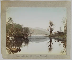 Puente y hotel junto al lago, lago Chūzenji, Nikko, Japón