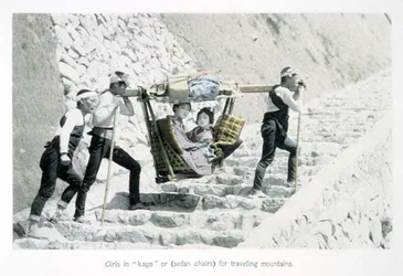 Niñas en «kago» o sillas de manos para viajar por las montañas, hacia 1880