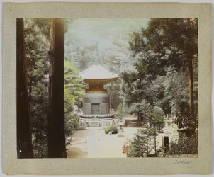 Templo budista Ikegami, Tokio, Japón (foto en b/n coloreada a mano)