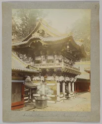 Dentro de la Puerta China, Tōshō-gū, Nikko, Japón