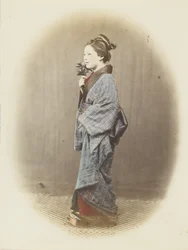 Mujer japonesa con vestido tradicional