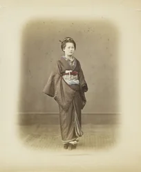 Mujer japonesa con vestimenta tradicional
