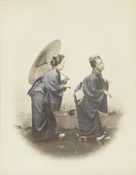 Mujeres japonesas con vestimenta tradicional (foto en blanco y negro coloreada a mano)