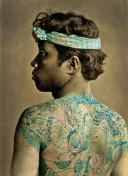 Retrato de un hombre con tatuajes tradicionales japoneses Irezumi, c.1880