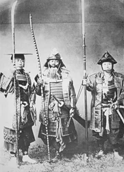 Samuráis del antiguo Japón armados con arco largo, armas de asta y espadas