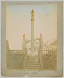 Torre Sorento, Nikko, Japón (foto en blanco y negro coloreada a mano)