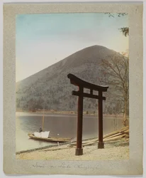 Torii en el lago Chuzenji, Nikko, Japón