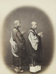 Dos hombres japoneses con vestimenta tradicional