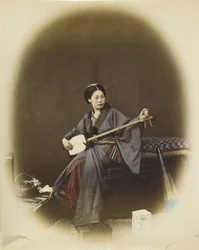 Mujer tocando el shamisen