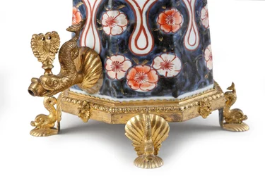 Rara cafetera Imari elegantemente montada con tapa