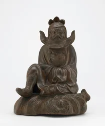 Figura de Shoki, el domador de demonios, sentado en una roca, Imbe, prefectura de Okayama, período Edo o era Meiji