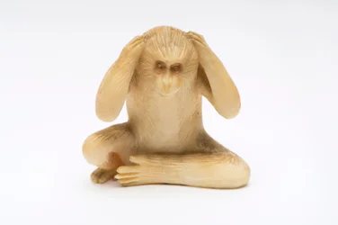 No oigas mal, uno de los tres monos sabios