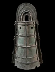 Arte japonés: dotaku (campana de bronce). Altura: 0,8 m. Civilización Yayoi (300 a. C.-300 d. C.). París, Musée Guimet, Museo Nacional de Artes Asiáticas